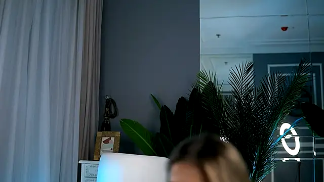 Snapshot of KellyMathews chatting on September 10, 2:11 am KellyMathews online show from September 10, 2:11 am