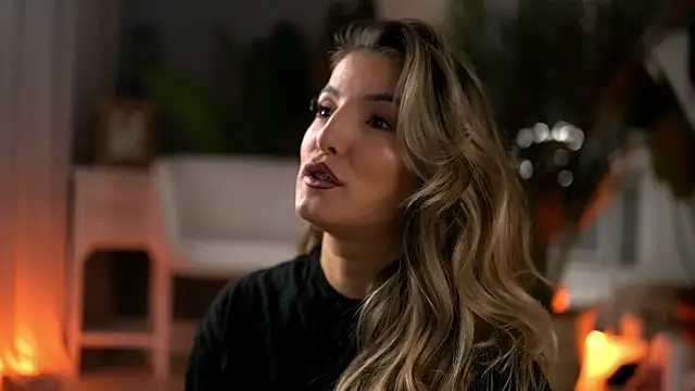 Snapshot of KellyMathews chatting on October 14, 2:23 am KellyMathews online show from October 14, 2:23 am