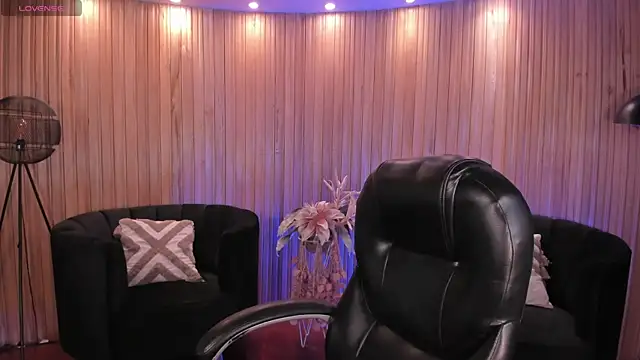 Snapshot of AmberLewis_ chatting on November 15, 2:31 am AmberLewis online show from November 15, 2:31 am