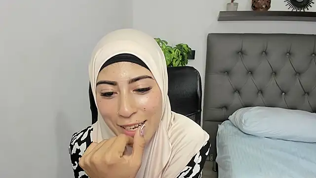 chaymae nah  online show from February 10, 7:38 pm