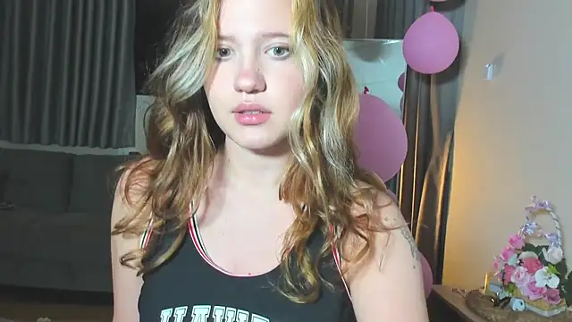 Snapshot of HanahCute chatting on March 7, 5:28 pm HanahCute online show from March 7, 5:28 pm