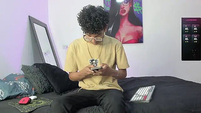 Snapshot of harrytwink18 chatting on January 29, 1:17 pm harrytwink18 online show from January 29, 1:17 pm