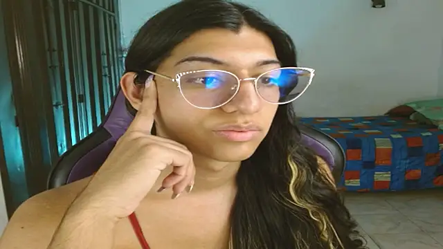 Snapshot of engielphoenis14 chatting on November 4, 9:47 pm engielphoenis14 online show from November 4, 9:47 pm