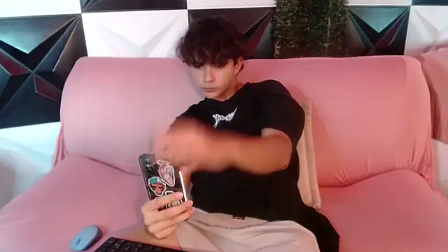 Snapshot of Dani_cumboy chatting on December 17, 1:29 am Dani cumboy online show from December 17, 1:29 am