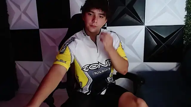 Snapshot of Dani_cumboy chatting on January 10, 2:57 am Dani cumboy online show from January 10, 2:57 am