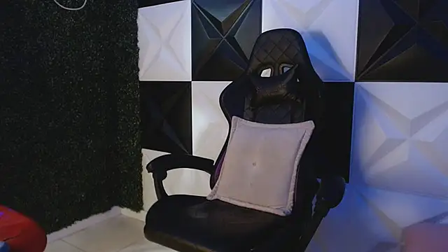 Snapshot of Dani_cumboy chatting on February 18, 2:05 am Dani cumboy online show from February 18, 2:05 am