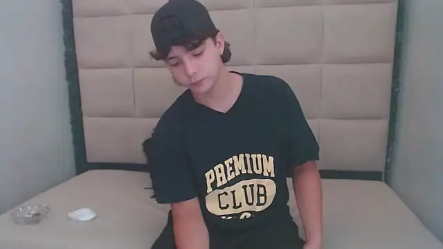 Snapshot of Dani_cumboy chatting on March 15, 11:28 pm Dani cumboy online show from March 15, 11:28 pm