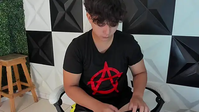 Snapshot of Dani_cumboy chatting on November 9, 1:20 pm Dani cumboy online show from November 9, 1:20 pm