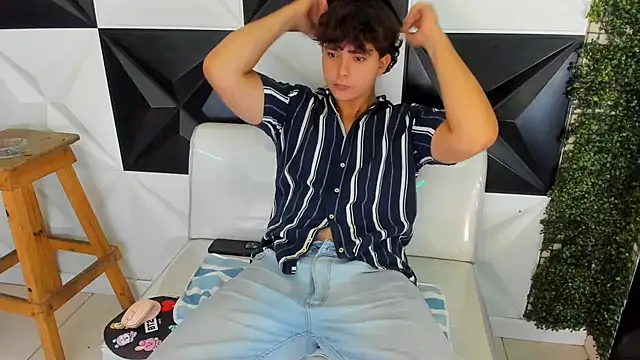 Snapshot of Dani_cumboy chatting on November 12, 2:39 pm Dani cumboy online show from November 12, 2:39 pm