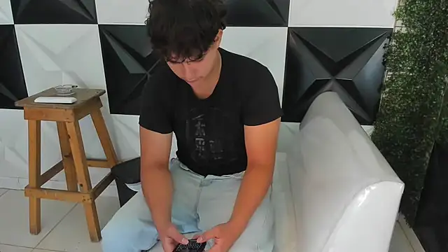 Snapshot of Dani_cumboy chatting on November 27, 1:35 pm Dani cumboy online show from November 27, 1:35 pm