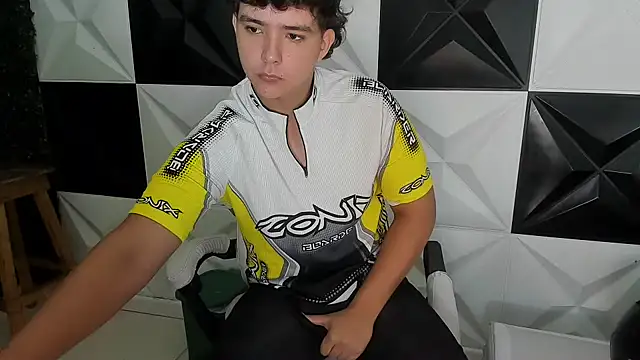 Snapshot of Dani_cumboy chatting on December 1, 2:22 pm Dani cumboy online show from December 1, 2:22 pm