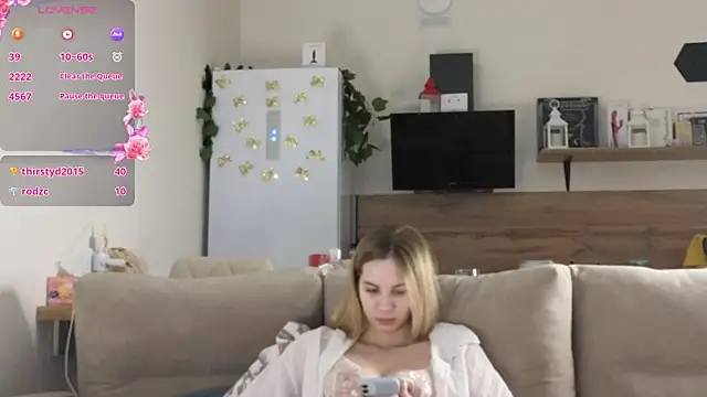 Snapshot of Girl_alone_home chatting on February 16, 4:42 am Girl alone home online show from February 16, 4:42 am