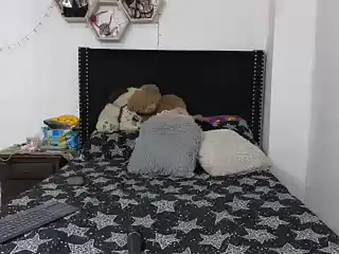 Snapshot of charlotte_077 chatting on February 11, 7:23 am charlotte 077 online show from February 11, 7:23 am