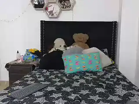 Snapshot of charlotte_077 chatting on February 13, 3:50 am charlotte 077 online show from February 13, 3:50 am