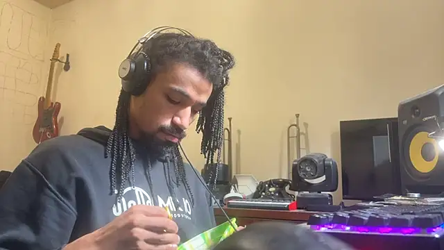 Snapshot of hotcamboy420 chatting on November 3, 1:23 pm hotcamboy420 online show from November 3, 1:23 pm