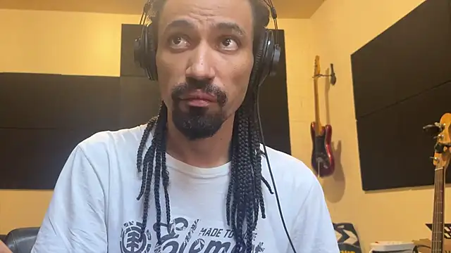 Snapshot of hotcamboy420 chatting on November 22, 8:52 pm hotcamboy420 online show from November 22, 8:52 pm