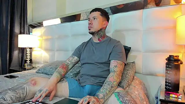 Snapshot of Adam_tatto chatting on October 25, 5:37 am Adam tatto online show from October 25, 5:37 am