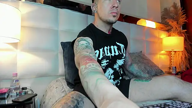 Snapshot of Adam_tatto chatting on November 4, 5:06 am Adam tatto online show from November 4, 5:06 am