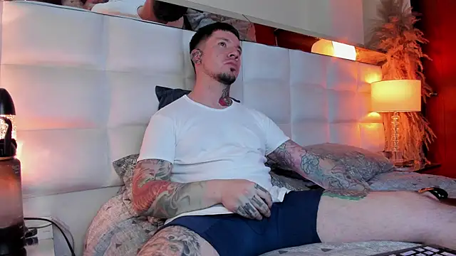 Snapshot of Adam_tatto chatting on November 19, 2:22 am Adam tatto online show from November 19, 2:22 am