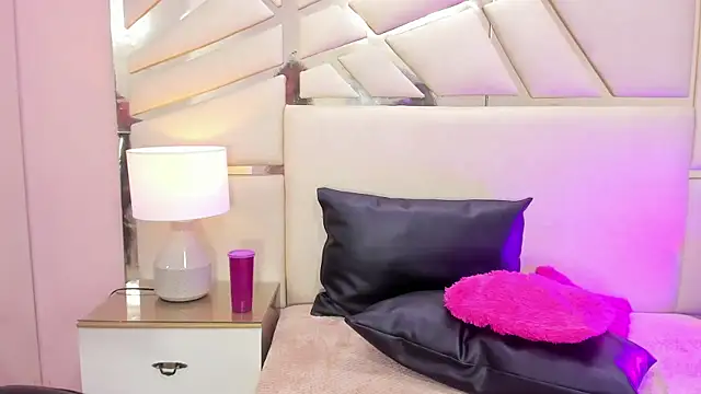 AlanaJones1 online show from January 22, 2:46 pm