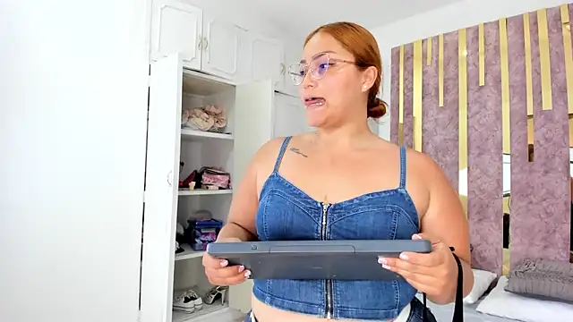 Snapshot of LeahxBarker chatting on March 1, 9:15 pm LeahxBarker online show from March 1, 9:15 pm