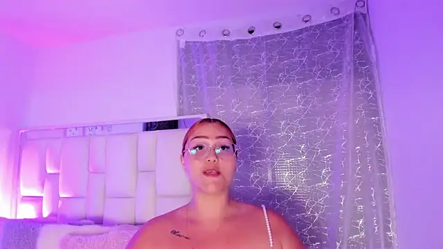 Snapshot of LeahxBarker chatting on December 3, 2:41 am LeahxBarker online show from December 3, 2:41 am