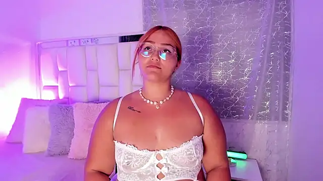 Snapshot of LeahxBarker chatting on December 16, 1:21 am LeahxBarker online show from December 16, 1:21 am