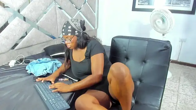 EvaxEmma online show from April 14, 6:25 pm