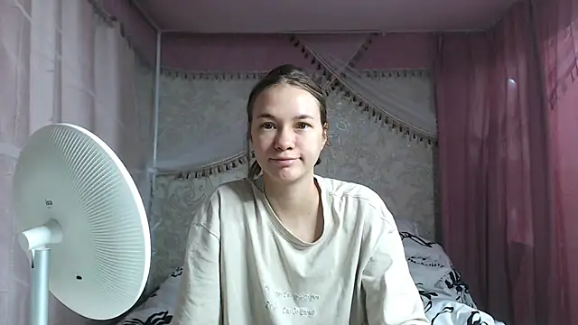 Snapshot of leila_bambi_ chatting on November 23, 12:49 pm leila bambi online show from November 23, 12:49 pm