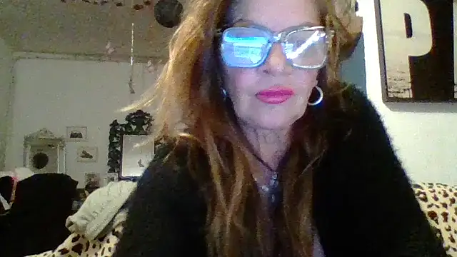 Snapshot of gildamilf chatting on October 31, 7:59 pm gildamilf online show from October 31, 7:59 pm