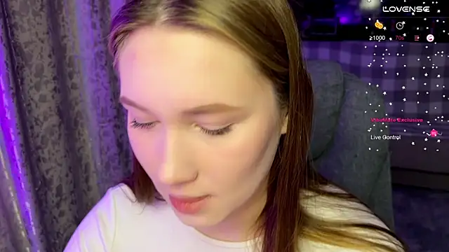 Snapshot of ChloeMillerMeow chatting on December 4, 9:34 pm ChloeMillerMeow online show from December 4, 9:34 pm