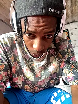 Larry-n-clouds online show from November 28, 5:04 pm