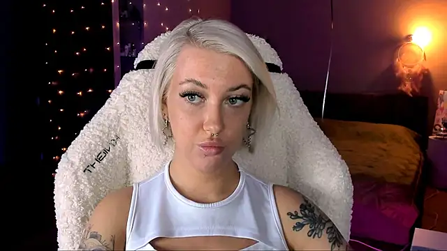 Snapshot of tykioty_Miley chatting on December 6, 2:28 pm tykioty Miley online show from December 6, 2:28 pm