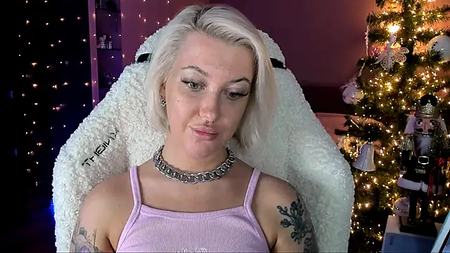 Snapshot of tykioty_Miley chatting on December 25, 3:38 pm tykioty Miley online show from December 25, 3:38 pm