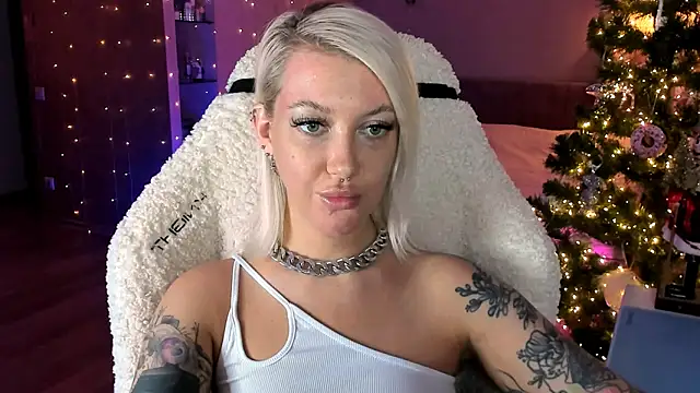 Snapshot of tykioty_Miley chatting on December 15, 1:59 pm tykioty Miley online show from December 15, 1:59 pm