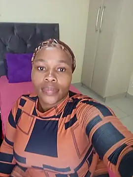 Snapshot of curvycloe1 chatting on February 16, 6:54 am curvycloe1 online show from February 16, 6:54 am