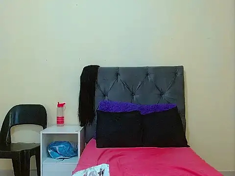 Snapshot of curvycloe1 chatting on March 9, 10:52 am curvycloe1 online show from March 9, 10:52 am