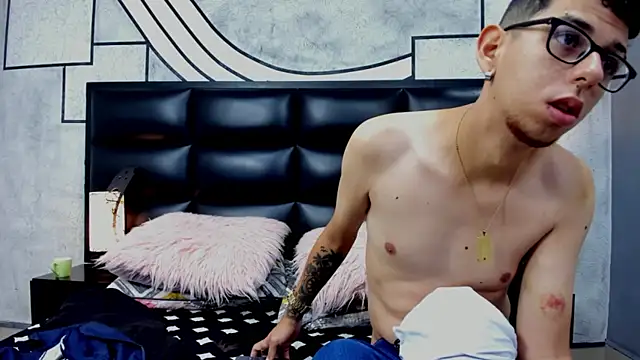 Derek and Skarlet online show from March 11, 11:23 am