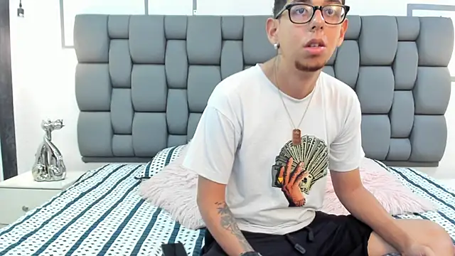 Derek and Skarlet online show from September 18, 3:25 pm