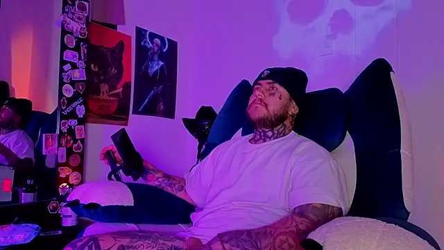 Snapshot of Ash_gusbig chatting on October 28, 3:32 am Ash gusbig online show from October 28, 3:32 am