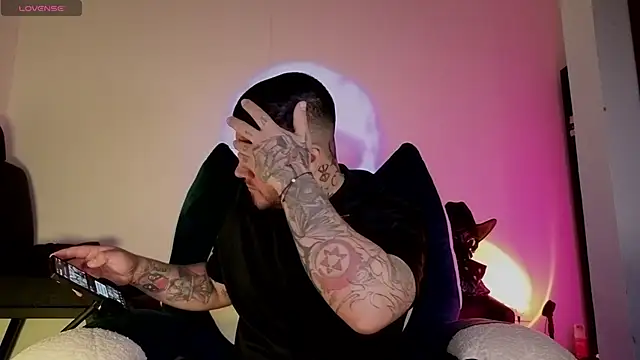 Snapshot of Ash_gusbig chatting on November 13, 4:00 am Ash gusbig online show from November 13, 4:00 am