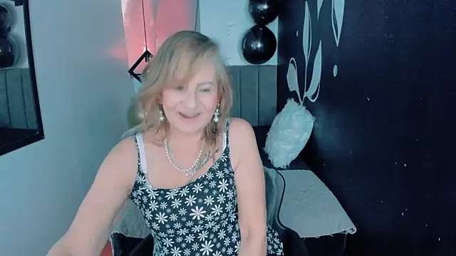 ScarletHoot  online show from December 11, 6:09 pm