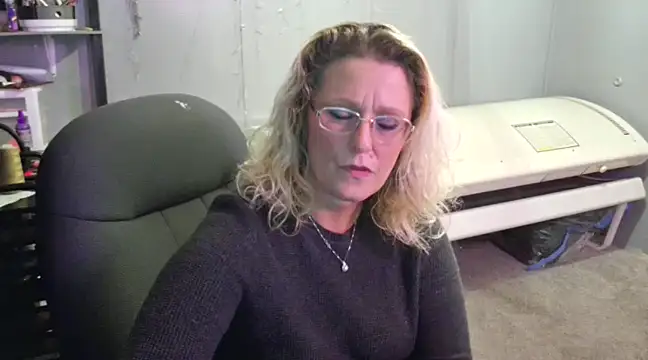 Lisalovely6981 online show from January 22, 10:26 pm