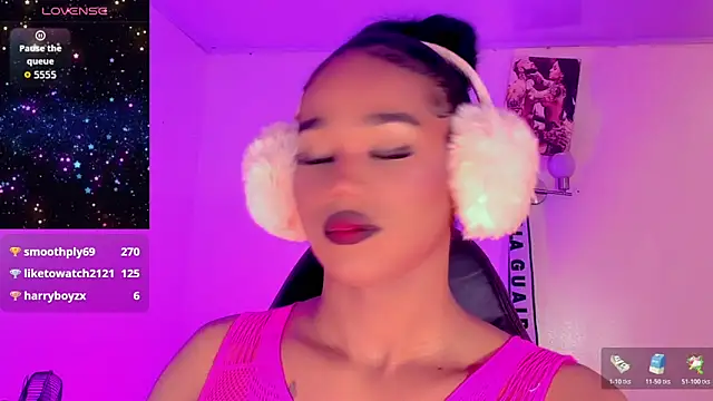 Snapshot of naomy__xx chatting on December 14, 12:43 pm naomy xx online show from December 14, 12:43 pm