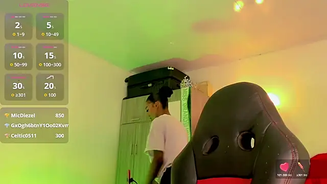 naomy  xx online show from March 18, 2:58 am