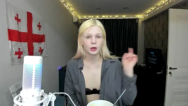 Snapshot of sashakiss99 chatting on February 19, 3:49 pm sashakiss99 online show from February 19, 3:49 pm