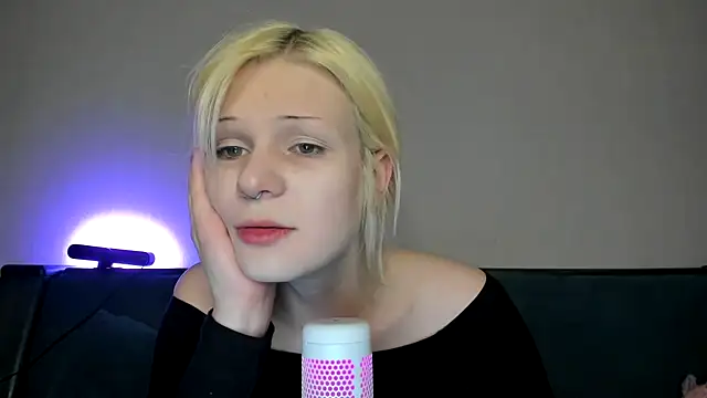 Snapshot of sashakiss99 chatting on March 5, 8:21 pm sashakiss99 online show from March 5, 8:21 pm