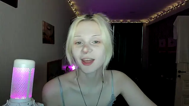 Snapshot of sashakiss99 chatting on October 1, 12:33 pm sashakiss99 online show from October 1, 12:33 pm