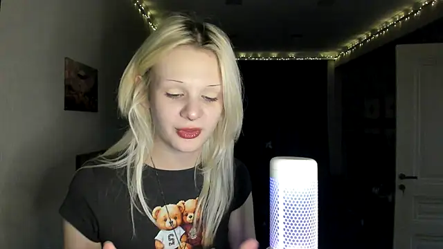 Snapshot of sashakiss99 chatting on October 24, 1:35 am sashakiss99 online show from October 24, 1:35 am