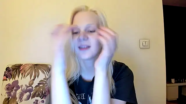 Snapshot of sashakiss99 chatting on December 17, 3:18 pm sashakiss99 online show from December 17, 3:18 pm